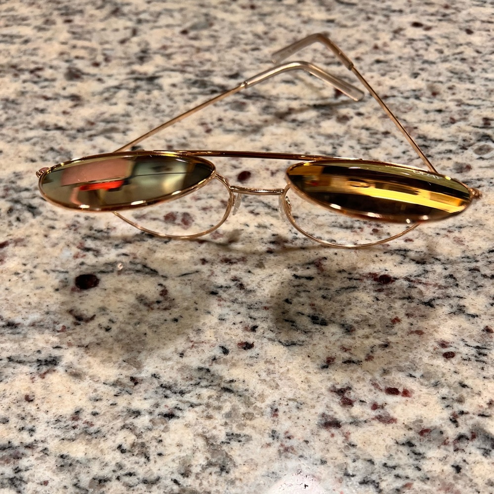 Quay sunglasses w/flip up lenses